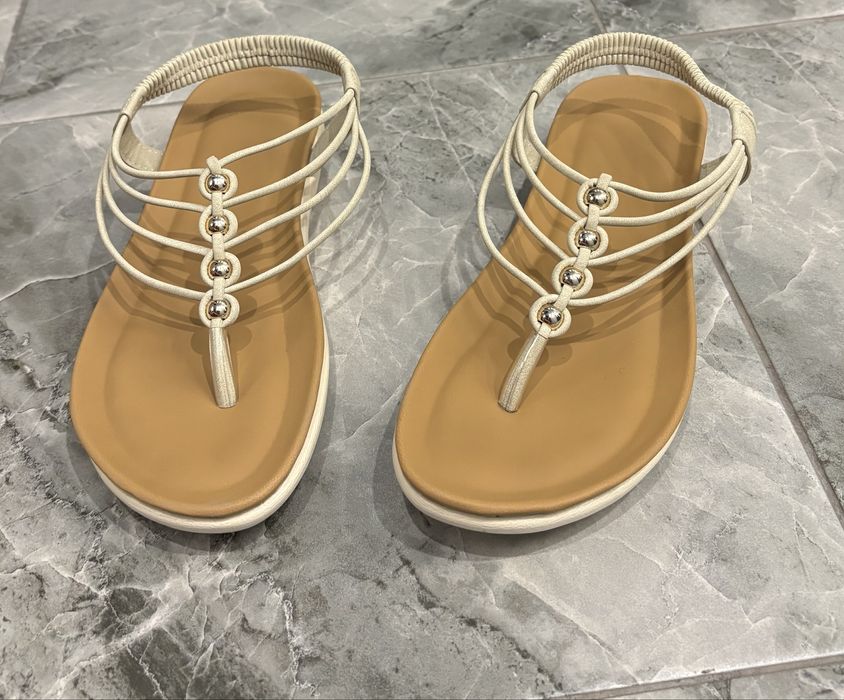 Бежови Сандалкиии