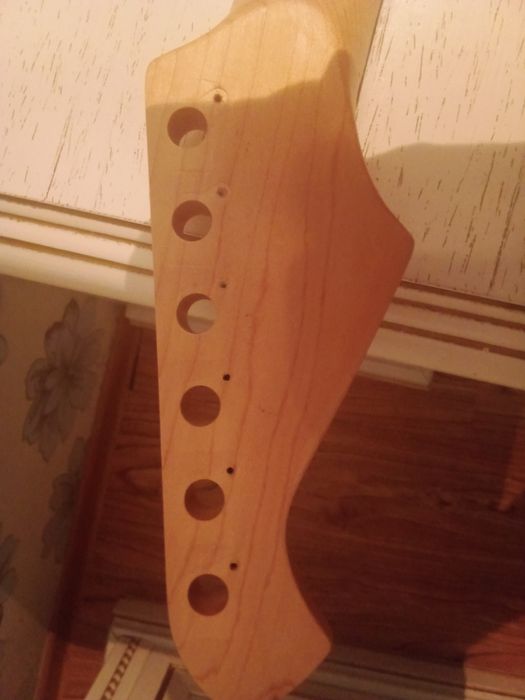 Гриф для электрогитары с колками