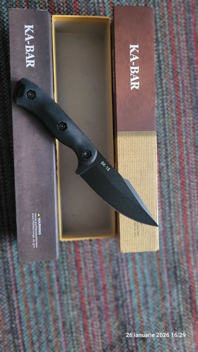 Vând cuțit robust, pentru activități outdoor (drumeții,  camping, etc)