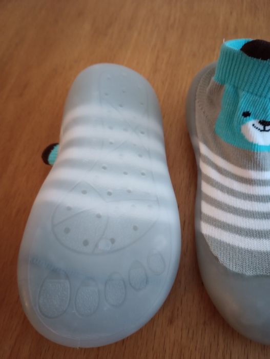 Чисто нови чорапчета с гумена подметка 24/25 - 14.5см