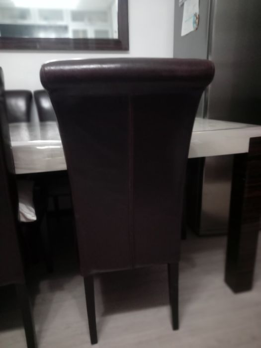 Стол обеденный и стулья.