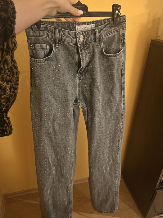 Дънки с камъни Stradivarius