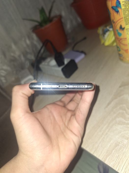 iPhone XS белый.