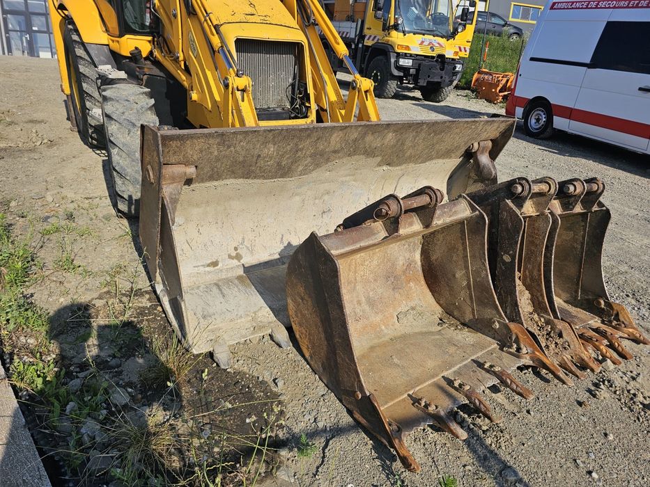 JCB 3CX Sitemaster 2003 – Cupă 4 în 1 + 4 cupe excavare