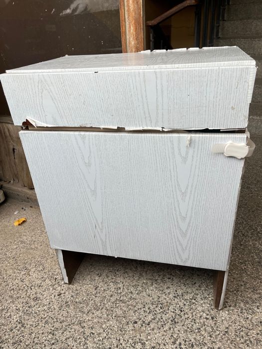 Шкаф с чекмеджета