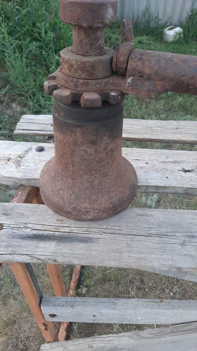 Продам домкрат винтовой