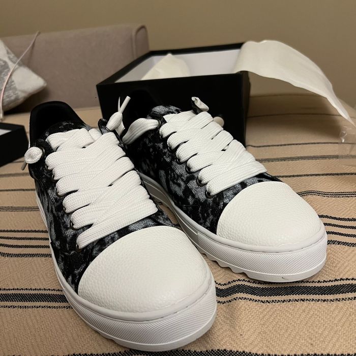 Продам кроссовки