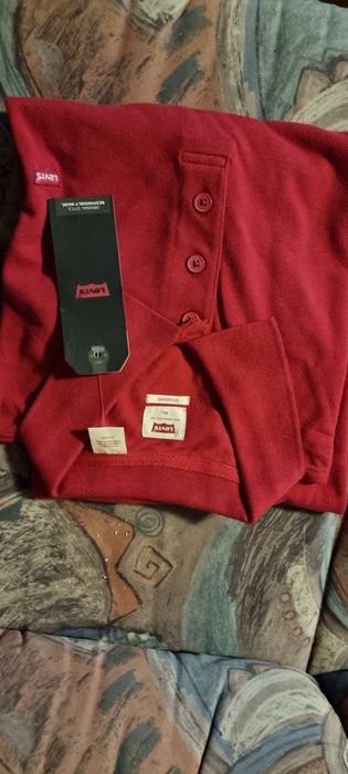 Vând tricouri și cămăși de firma