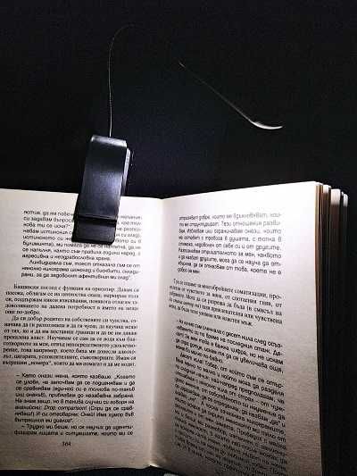 Безжична лампа с щипка за четене на книга