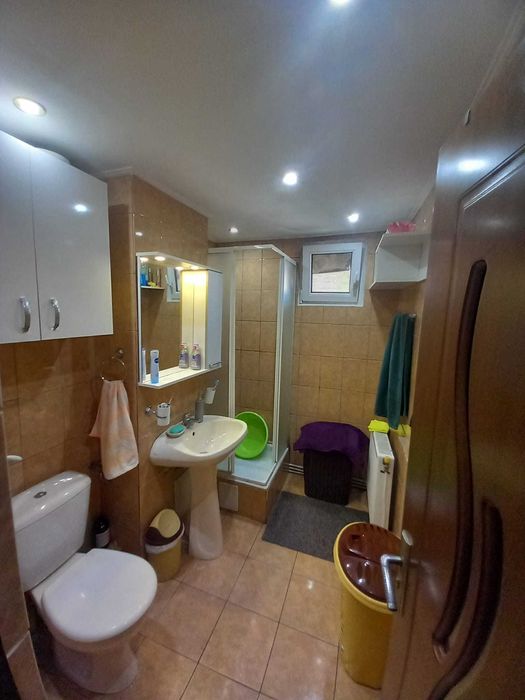 Vând APARTAMENT (65 mp.) 2 CAMERE + Living mare (camere decomandate)