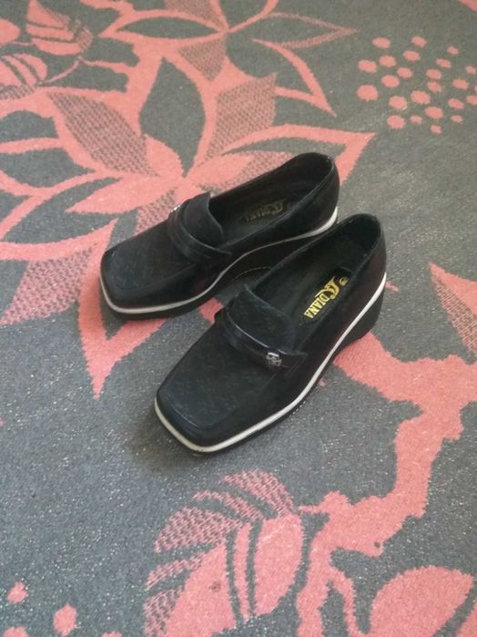 Туфли новые на девочку 29 р-р