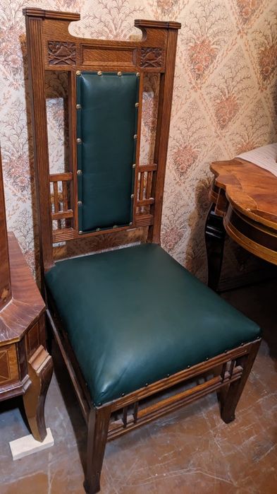 Старинное кресло-качалка после качественной реставрации.