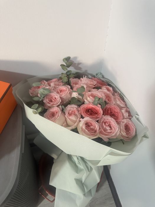 Цветы 35 роз в наличии