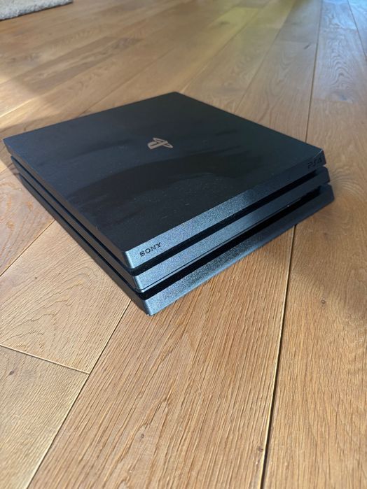 PS4 Pro 1TB + 2 джойстика + 4 игри – отлично състояние; преглед и тест