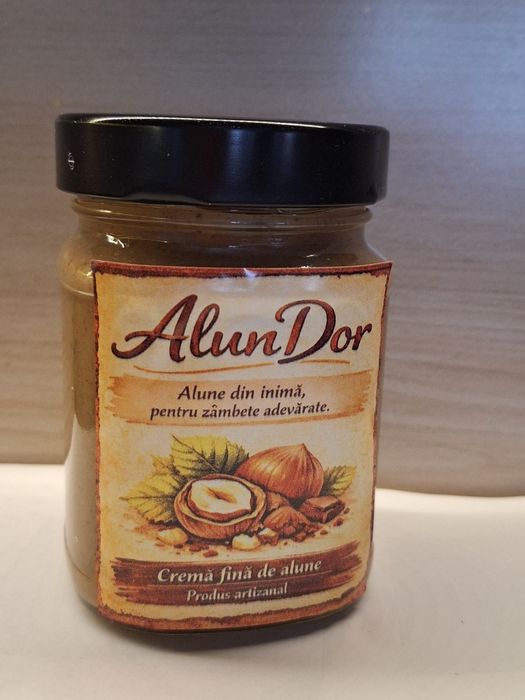 Unt de alune de padure