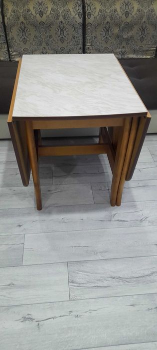 Продам стол кухонный