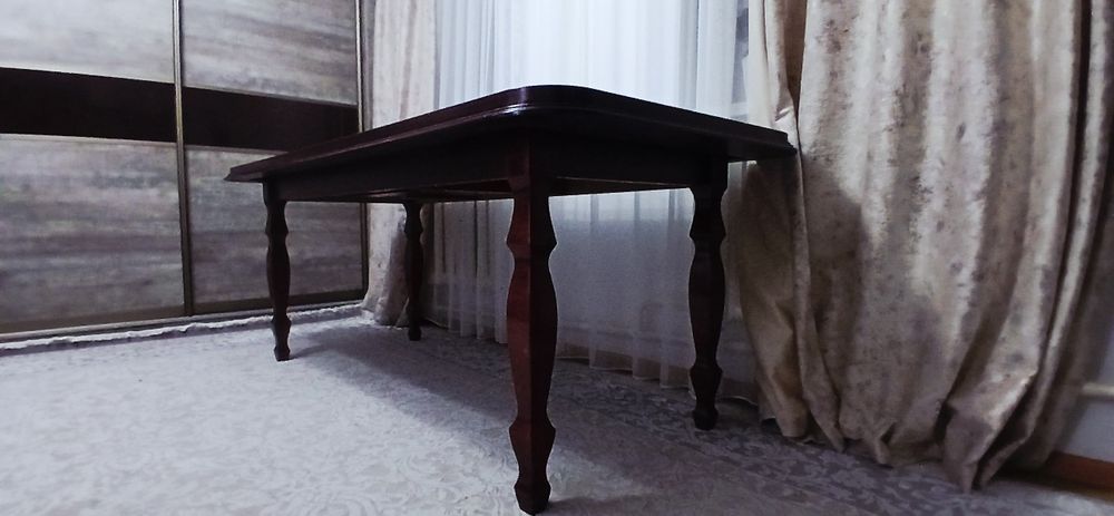 Продается стол 2×1м,удлиняется до 2,5м