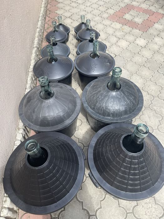 Damigeană din sticlă cu coș din plastic