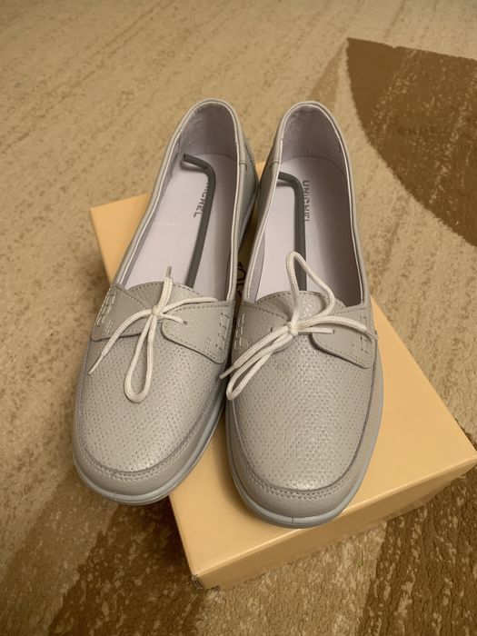 Продам новые туфли летние