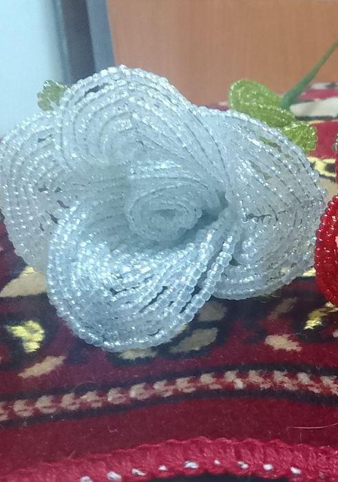 Продаю розу из бисера