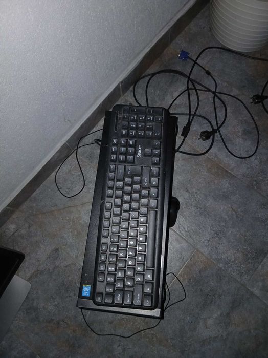 Vănd monitor,calculator si tastatură