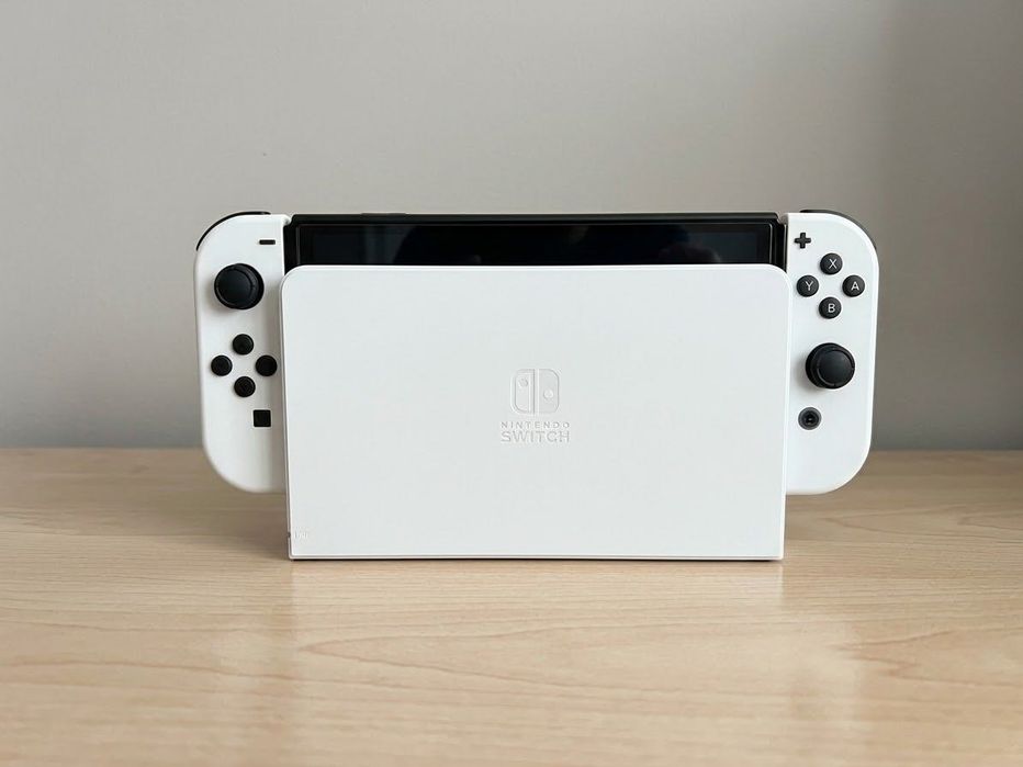 Nintendo Switch (OLED) + подарък игри и карта памет