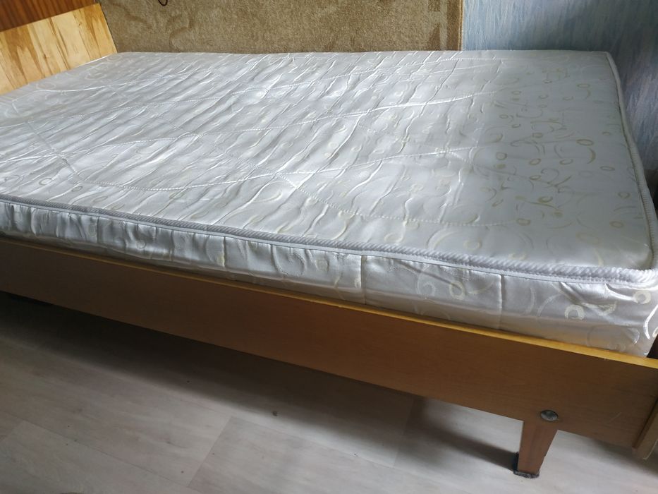 Кровать с матрацем