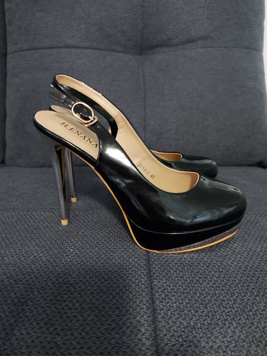 Сандали на висок ток, сиви 37 номер, черни и бели 40 номер.