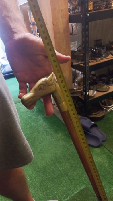 Стар бастун със скрито острие