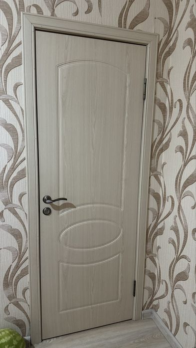 Дверь, шкаф, диван
