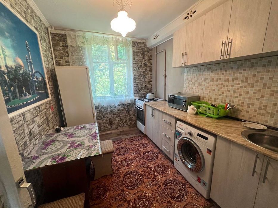 Сдается 1 комнатная квартира 
C обстановкой 
В горде Алмалыке