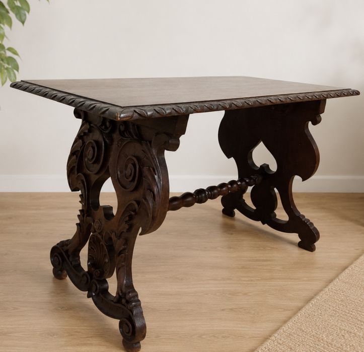 Masa living superbă  din lemn de mahon sculptata  integral manual , dimensiuni 105 cm lungime,56 cm lățime ,70 cm h