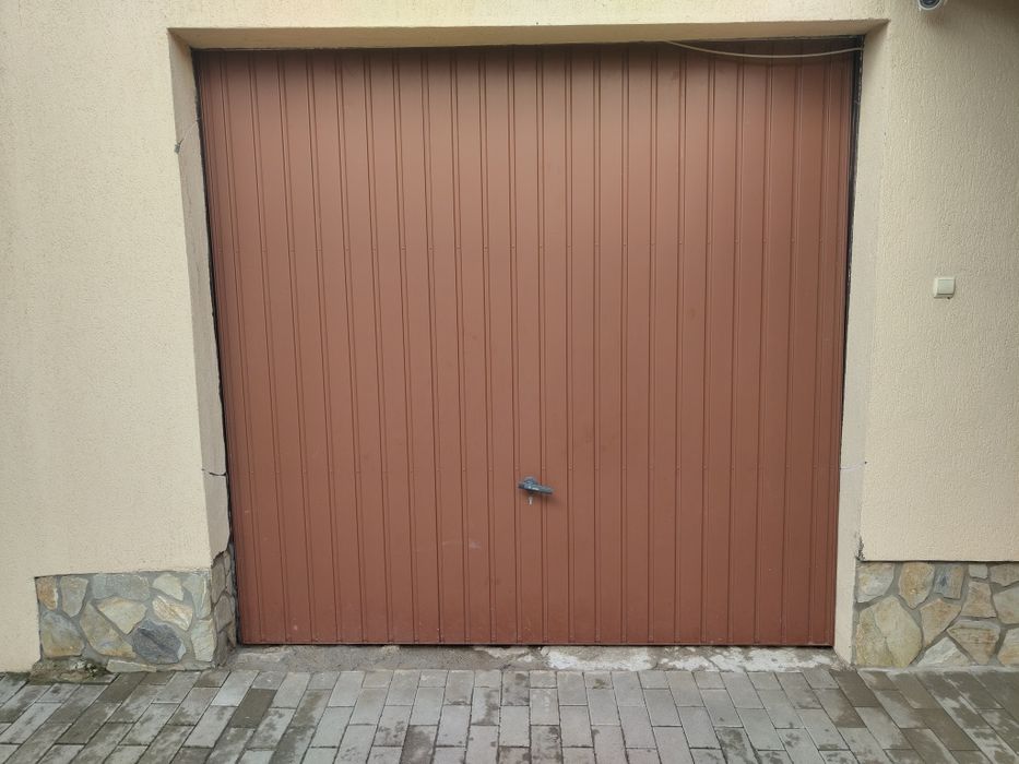 poartă usa de garaj metalica