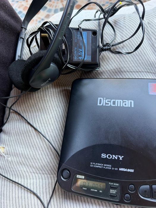 Sony D-121 Discman - Portable Mega Bass Compact Disc CD Playe