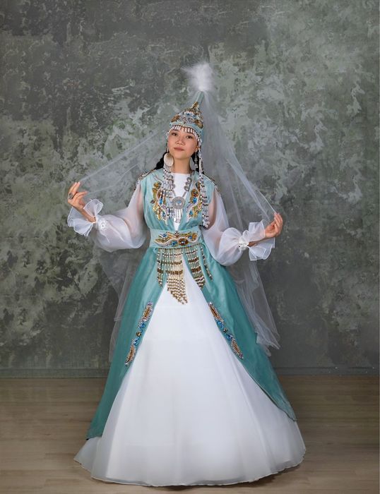 Платья здесь не все