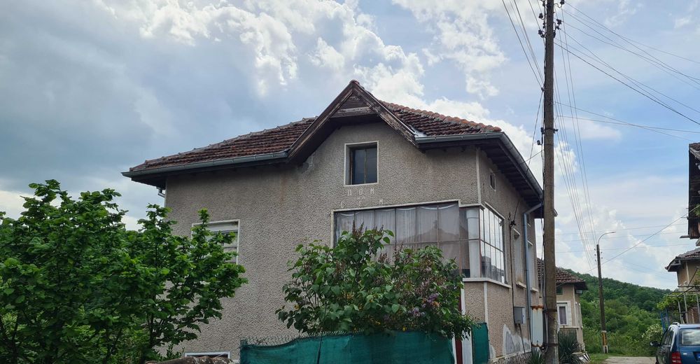 Продавам къща с двор в село Ботуня, на 20 км от гр. Враца.