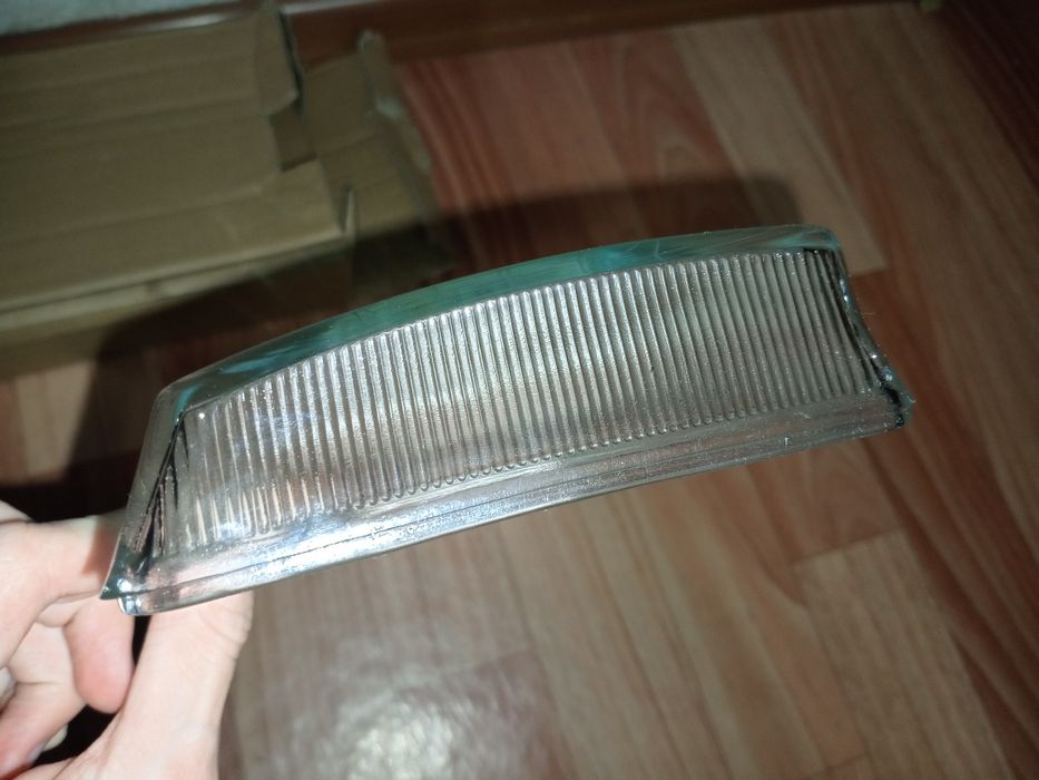 Стекло фара правое BMW E36.