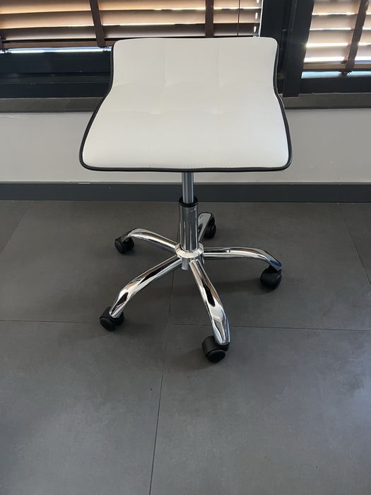 Стол Париж на колелца -24м гаранция+ безплатна доставка до офис