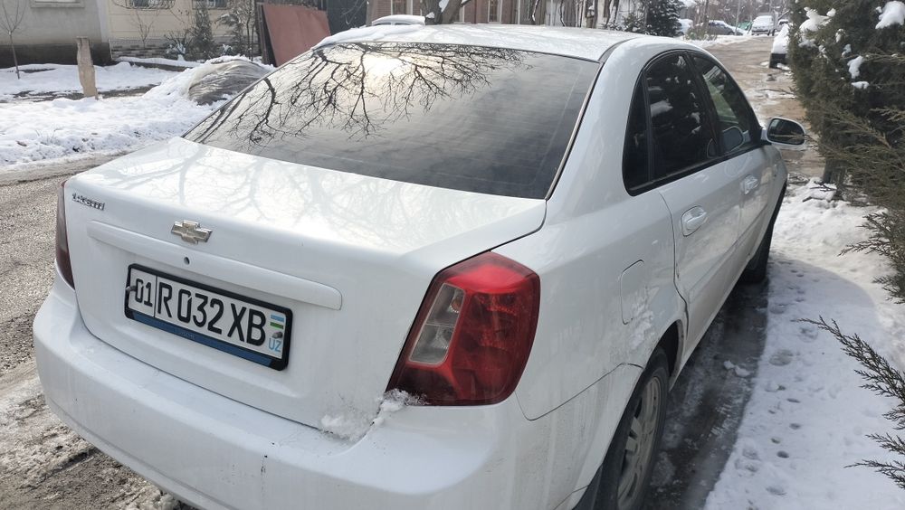 Lacetti srochna sotiladi