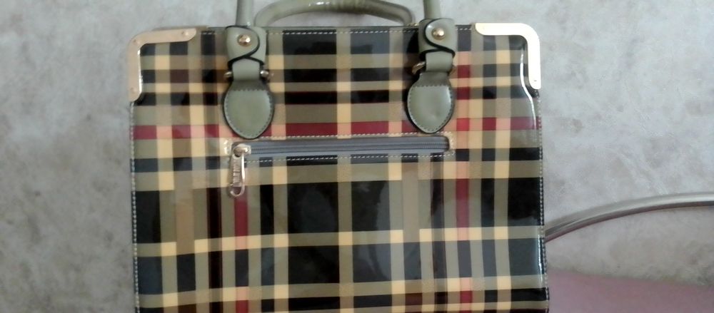 Новая лакированная, женская сумка Burberry