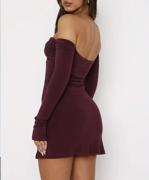 Елегантна  рокля с паднали рамене и дълъг ръкав