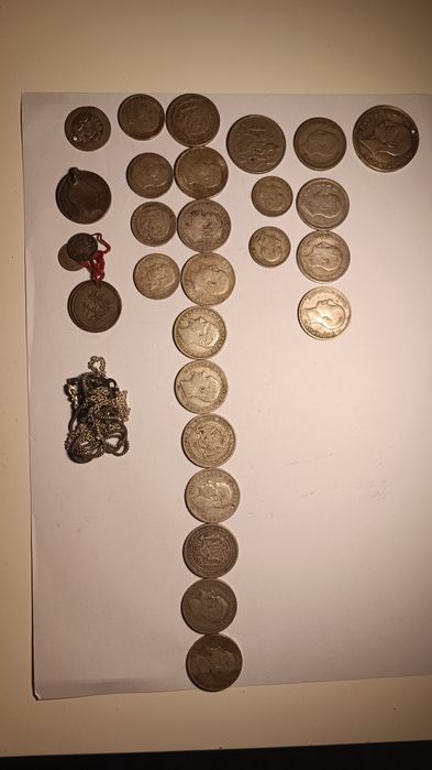 Монети, писалки и часовник.  Всичко общо  - 749 лв.