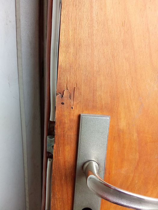 Продавам дървена входна врата