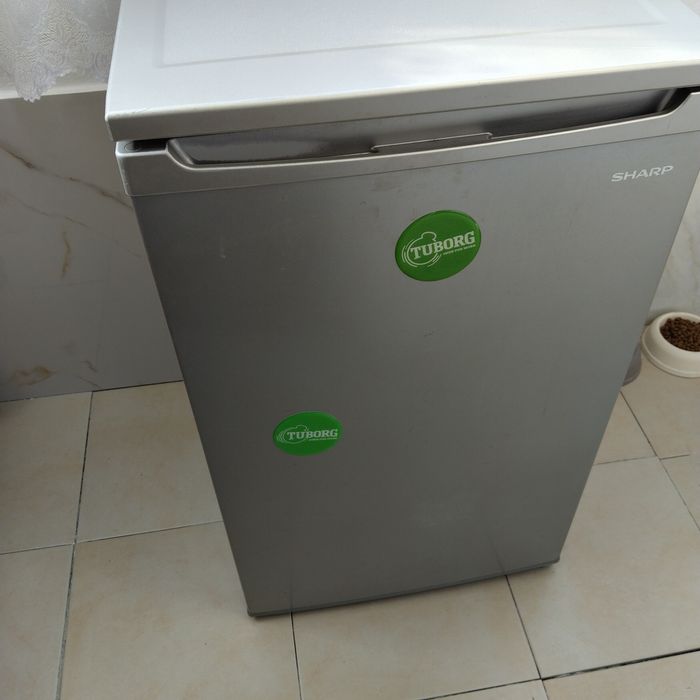 Хладилник. Шарп в. Отлично. Състояние