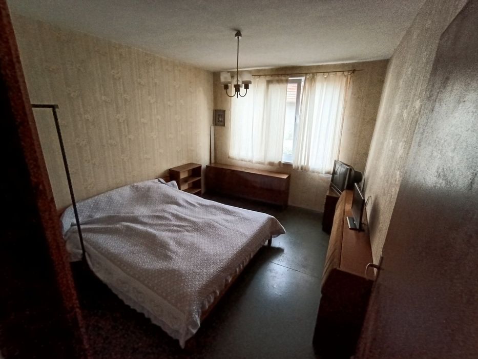 Просторна триетажна къща с голям двор в с. Дивотино, обл. Перник