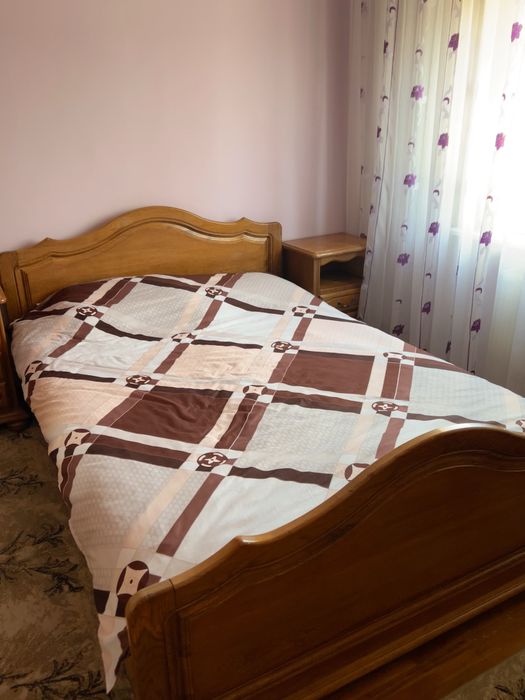 Vand set mobilier dormitor din lemn masiv