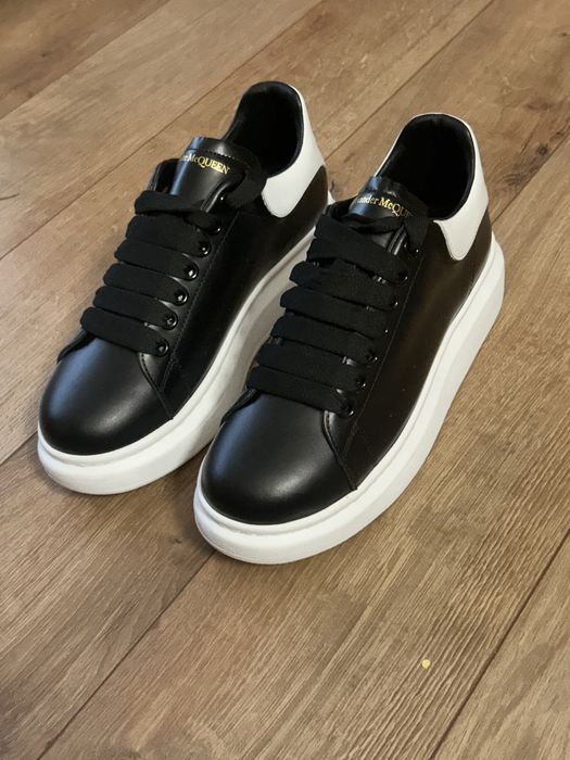 Vând Alexander McQueen
