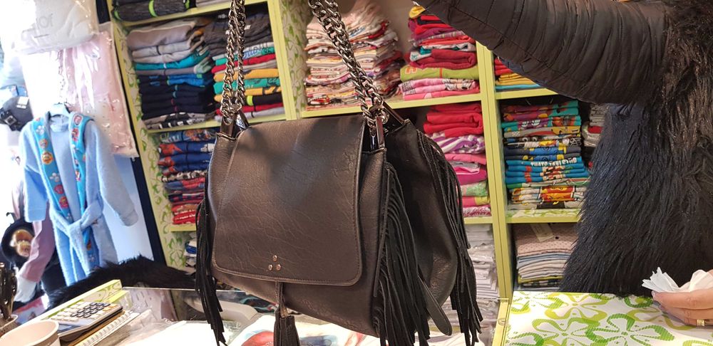 Продавам дамска черна чанта с ресни