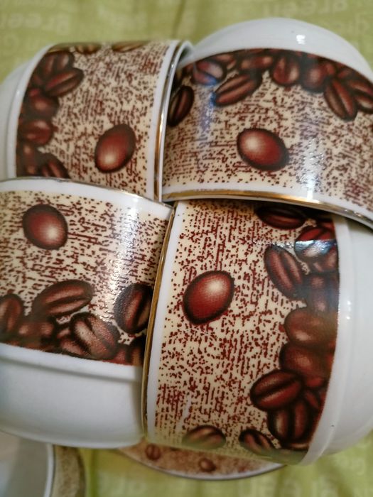 Кофейные чашки и  стакан с крышкой