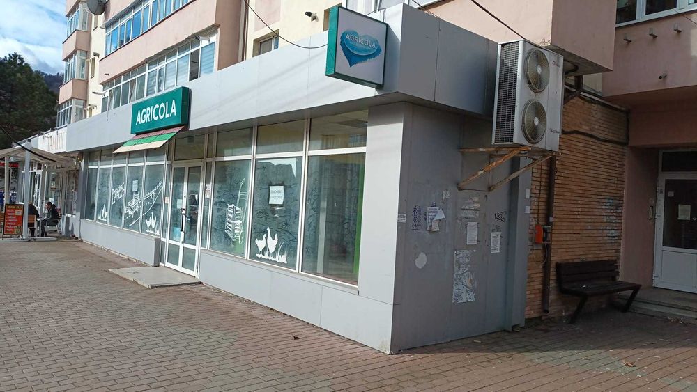 Inchiriez spatiu comercial Str.Mihai Eminescu Piatra Neamt